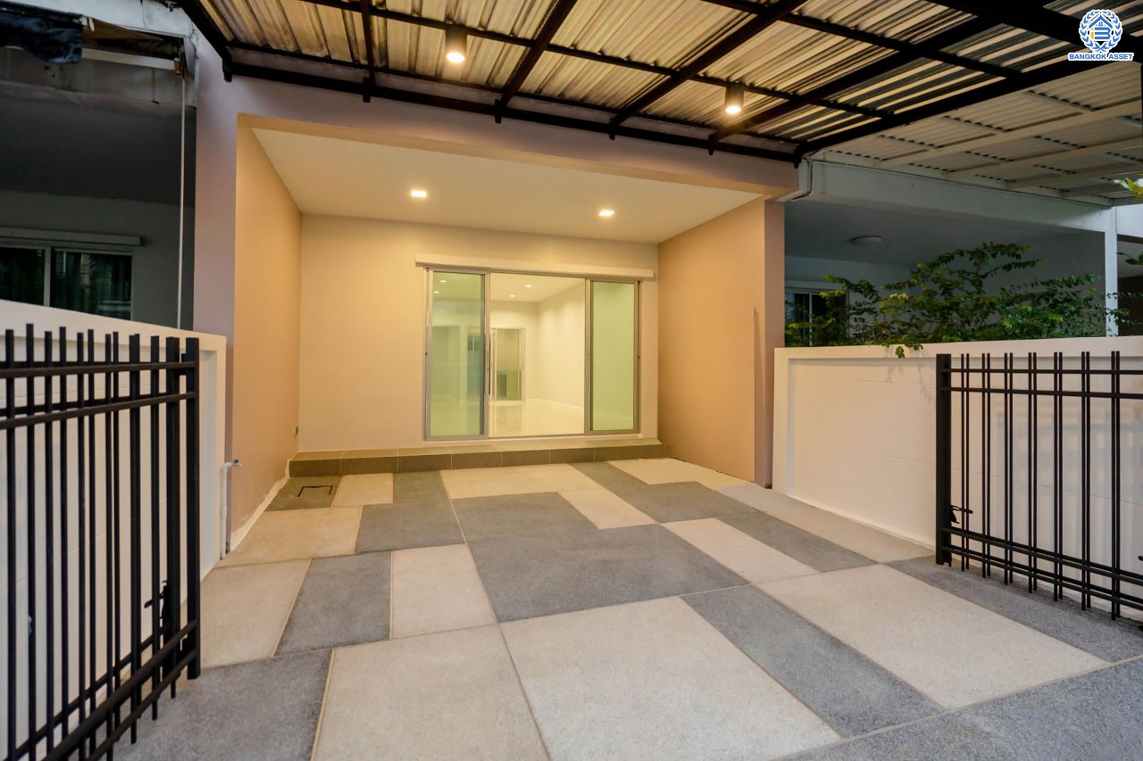 บ้านมือสองตกแต่งใหม่ ดีไซน์สวย ม.วิสต้าปาร์ค รัชดา-รามอินทรา เนื้อที่ 22.3 ตร.ว. ฟังก์ชัน 4 ห้องนอน 4 ห้องน้ำ จอดรถได้ 2 คัน รองรับทุกกิจกรรม บนทำเลเชื่อมต่อหลายเส้นทาง อาทิ ถนนประเสริฐมนูกิจ และถนนนวมินทร์ ใกล้รถไฟฟ้าสายสีชมพู "สถานีนพรัตน์" และจุดขึ้นทางด่วน "รามอินทรา"